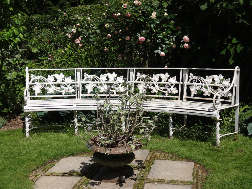 Le mobilier de jardin de l'un des 2 Jardins d'Angélique