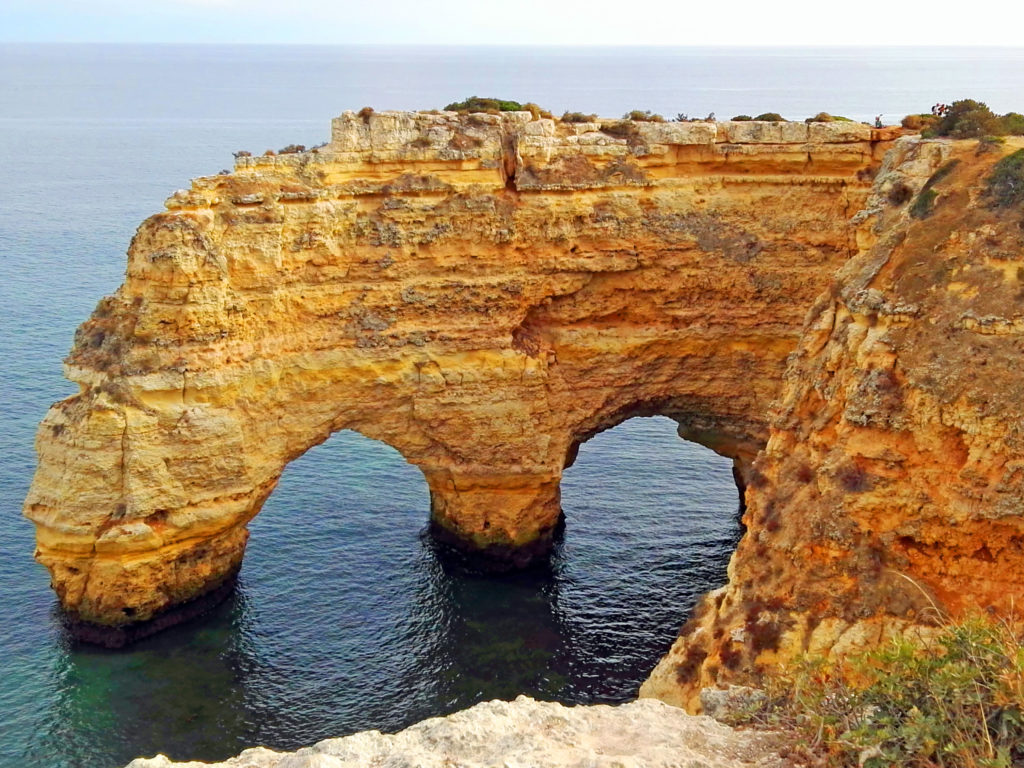 Les arches de Praia de Marinha en Algarve au sud du Portugal