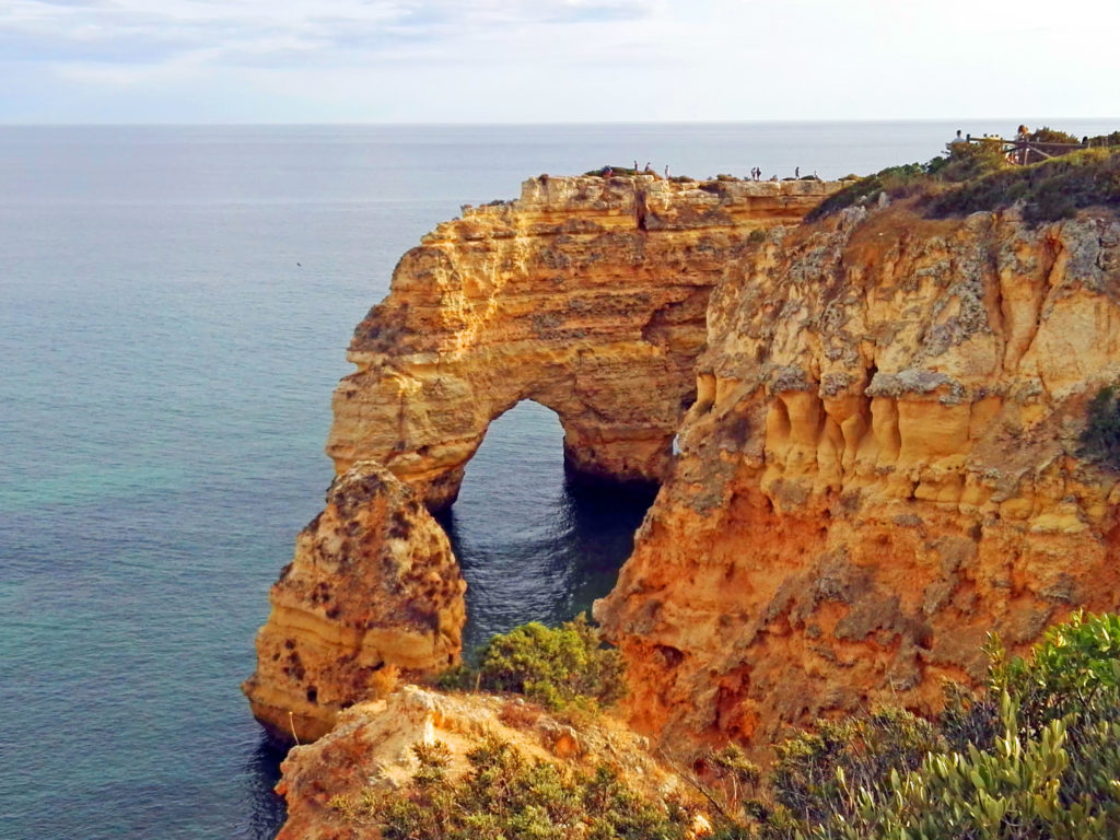 L'arc vu depuis le sentier de randonnée en Algarve au sud du Portugal