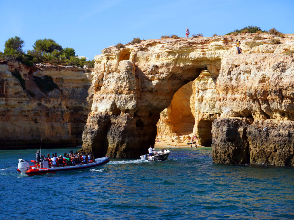 L'arc de Triumph de Benagil en Algarve au sud du Portugal