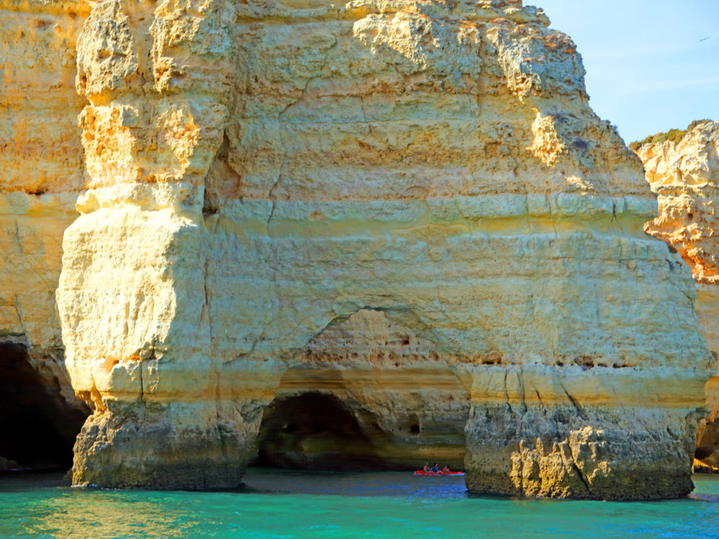 Cave de Priaia de la Marinha en Algarve au sud du Portugal