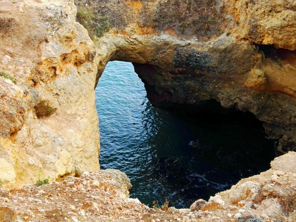 Cave de Praia de la Marinha en Algarve au sud du Portugal