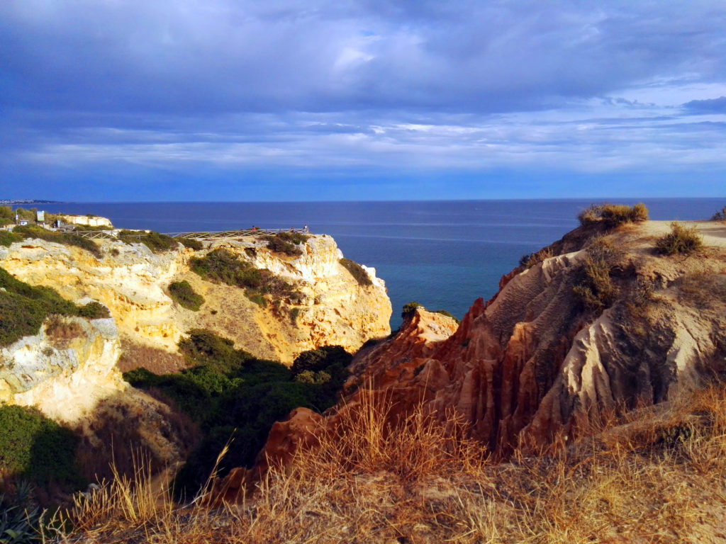 Vue sur l'océan Atlantique en Algarve au sud du Portugal