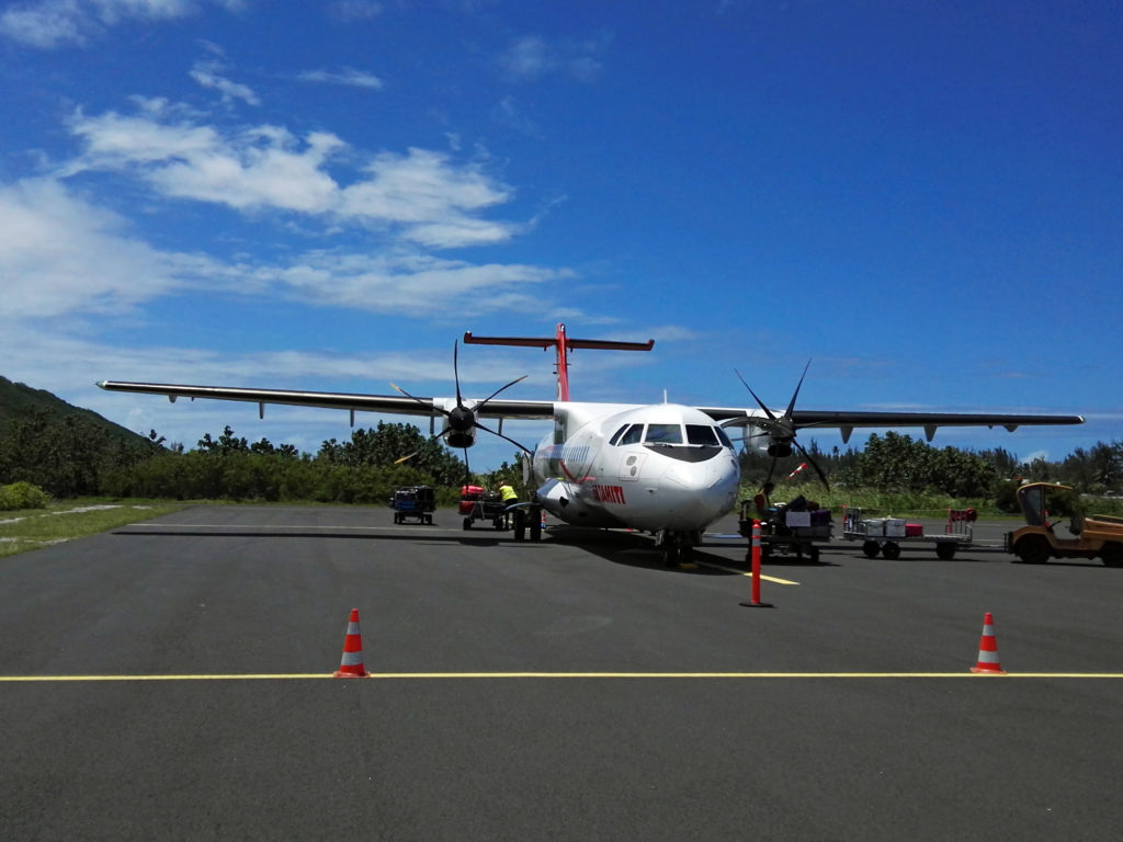 Avion ATR compagnie Air Tahiti. Avion capable d'atterrir sur des pistes inférieures à 1000 mètres de long