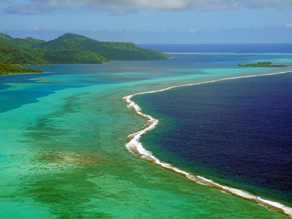 Lagon et barrière de corail sur l'île de Raiatea, archipel de la Société en Polynésie Française
