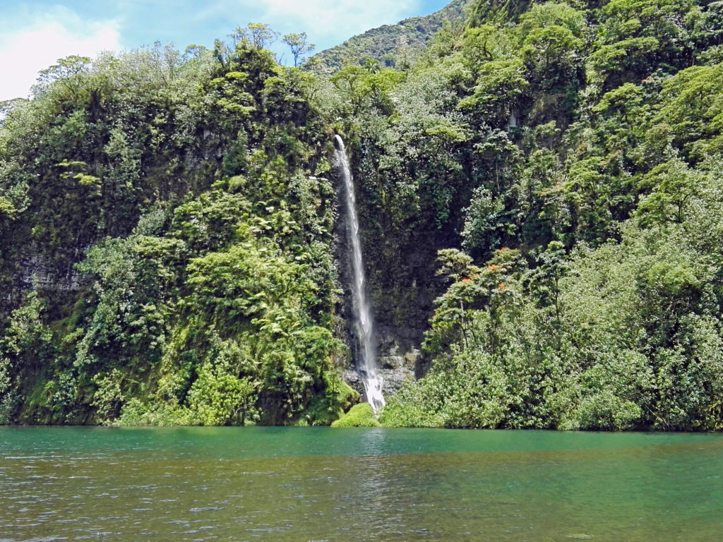 Cascade Vaiharuru Vallée de Papenoo  sur l'île de Tahiti archipel de la Société en Polynésie Française