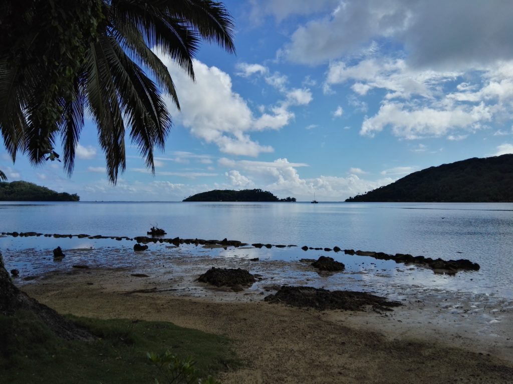 Vue sur le lagon de la baie de Bourayne sur l'île de Huahine, archipel de la Société en Polynésie Française