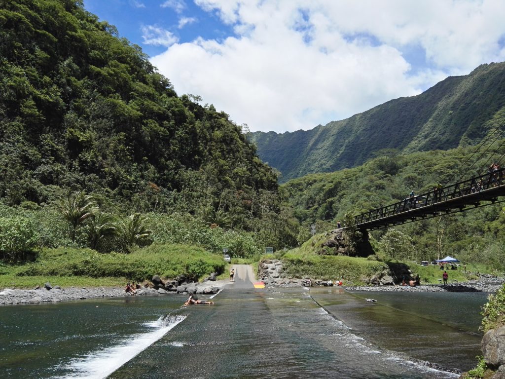 Passage à gué et pont suspendu dans la vallée de Papenoo  sur l'île de Tahiti archipel de la Société en Polynésie Française