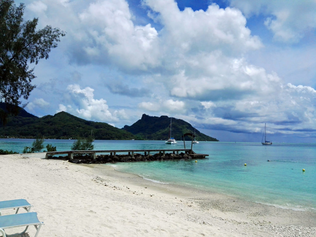 Plage de sable blanc de Fare la capitale de l'île de Huahine, archipel de la Société Polynésie Française