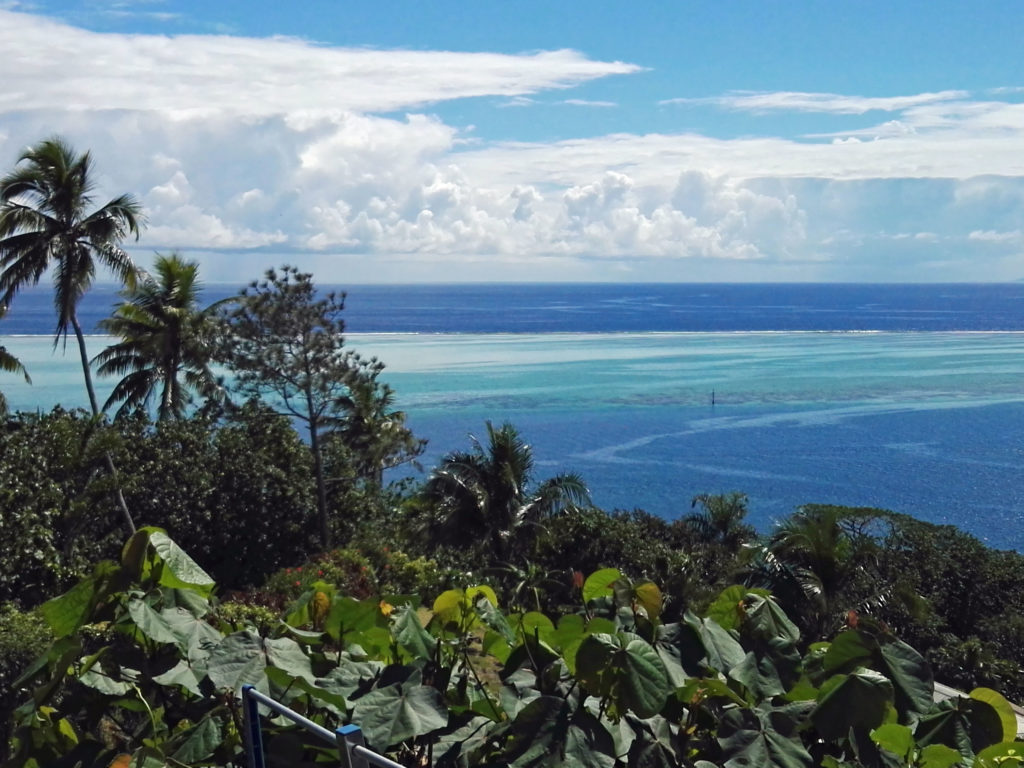 Vue sur le lagon depuis Uturoa sur l'île de Raiatea, archipel de la Société en Polynésie Française