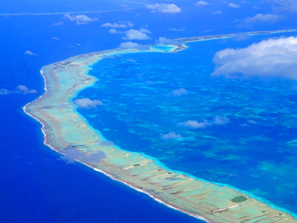 Atoll et lagon bleu de Rangiroa archipel des Tuamotu Polynésie Française