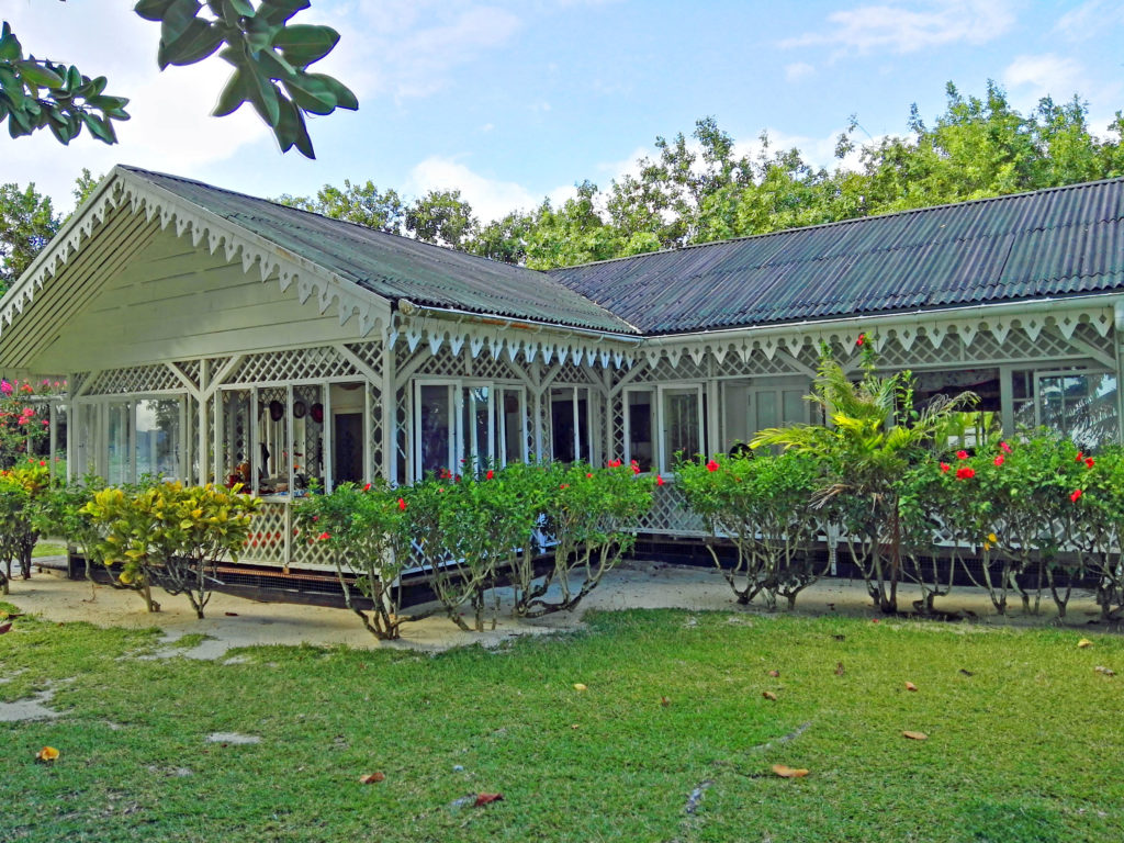 Ferme perlière familiale de Champon sur l'île de Taha'a archipel de la Société en Polynésie-Française.
