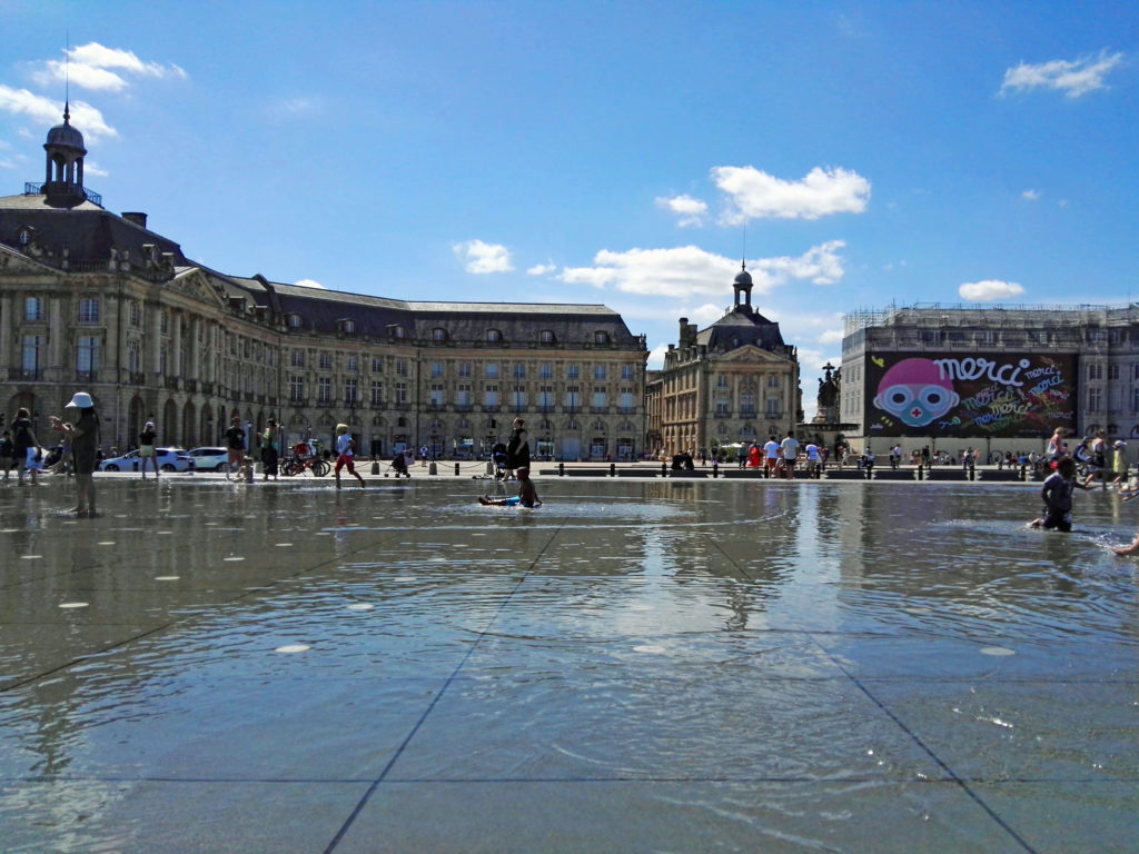 Le parlement et le miroir d'eau à Bordeaux