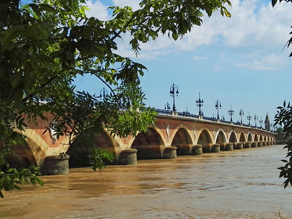 Le pont de pierre sur la Garonne à Bordeaux