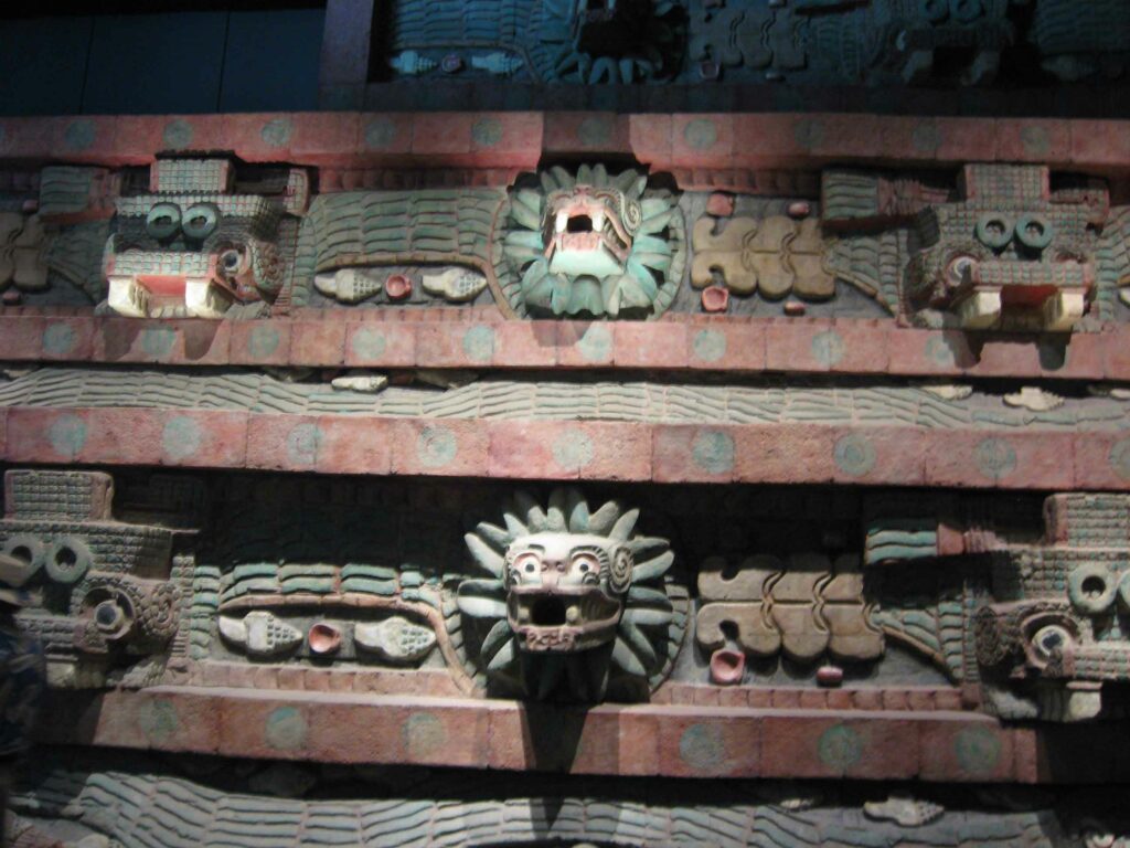 Que voir au Mexique en 10 jours Bas relief reconstitué temple du Serpent à plumes