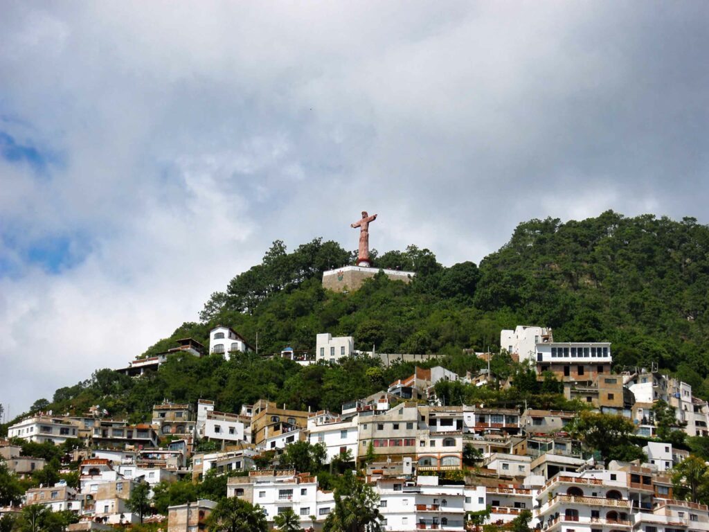 Que voir au Mexique en 10 jours le christ de Taxco d'une hauteur de 18 mètres domine la ville