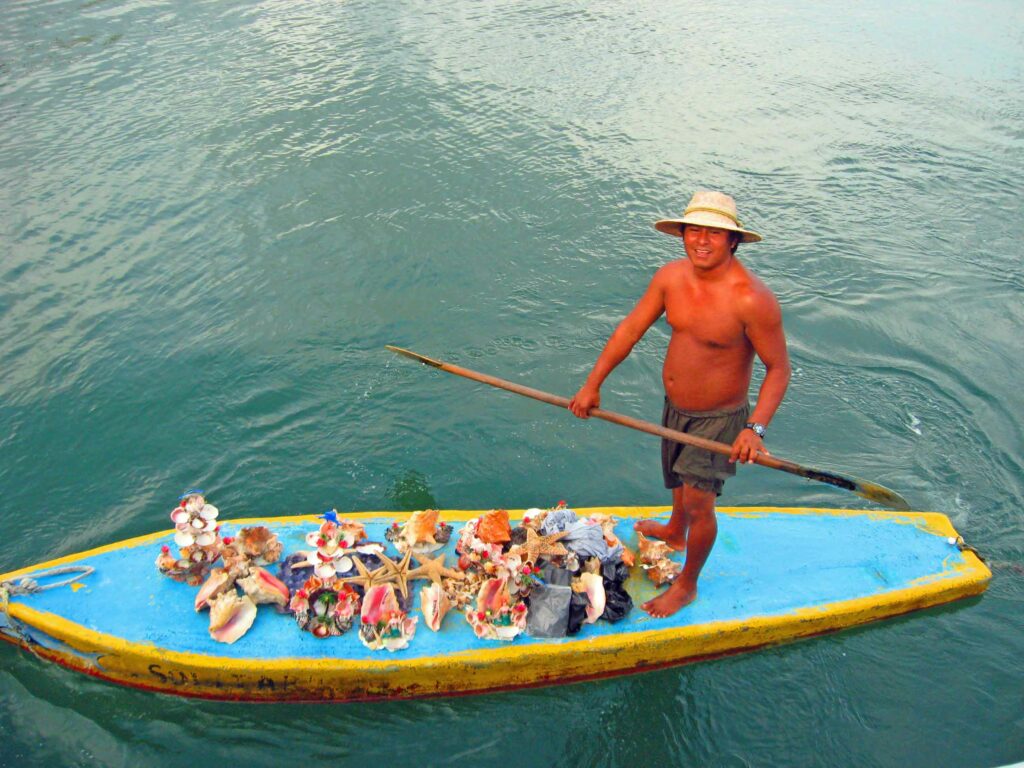Que voir au Mexique en 10 jours les habitants rejoignent les bateaux sur leurs planches de fortune. Ils proposent coquillages, colliers artisanaux...