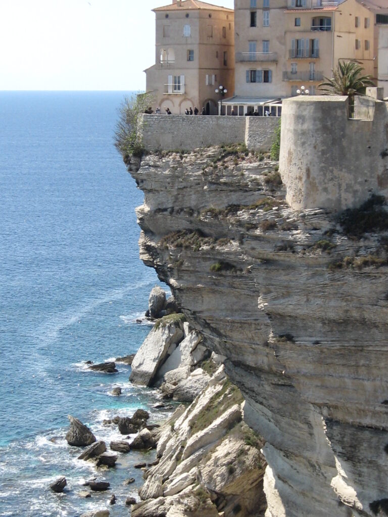 Autotour en Corse Bonifacio Les maisons accrochées à flan c de falaise à Bonifacio