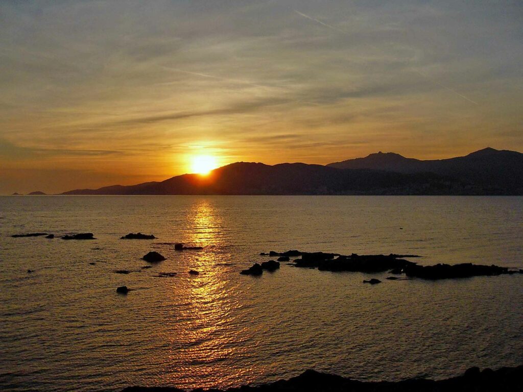 Autotour en Corse Coucher de soleil sur les îles Sanguinaires