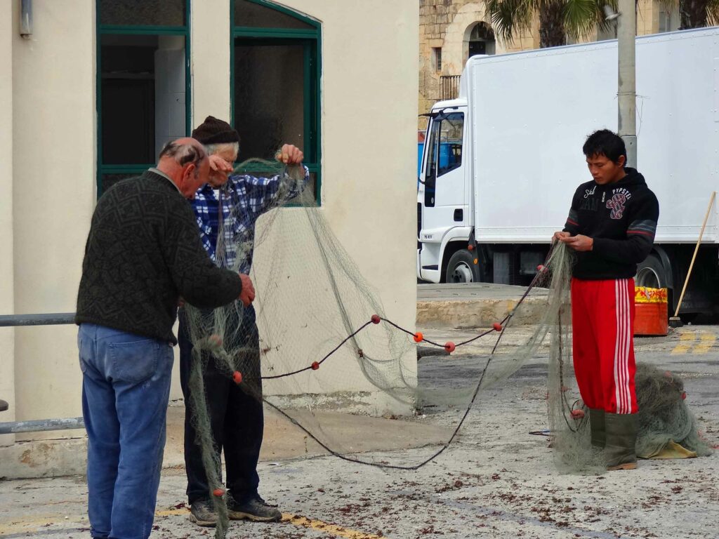 Découvrir les îles de Malte & Gozo Réparation filets de pêche