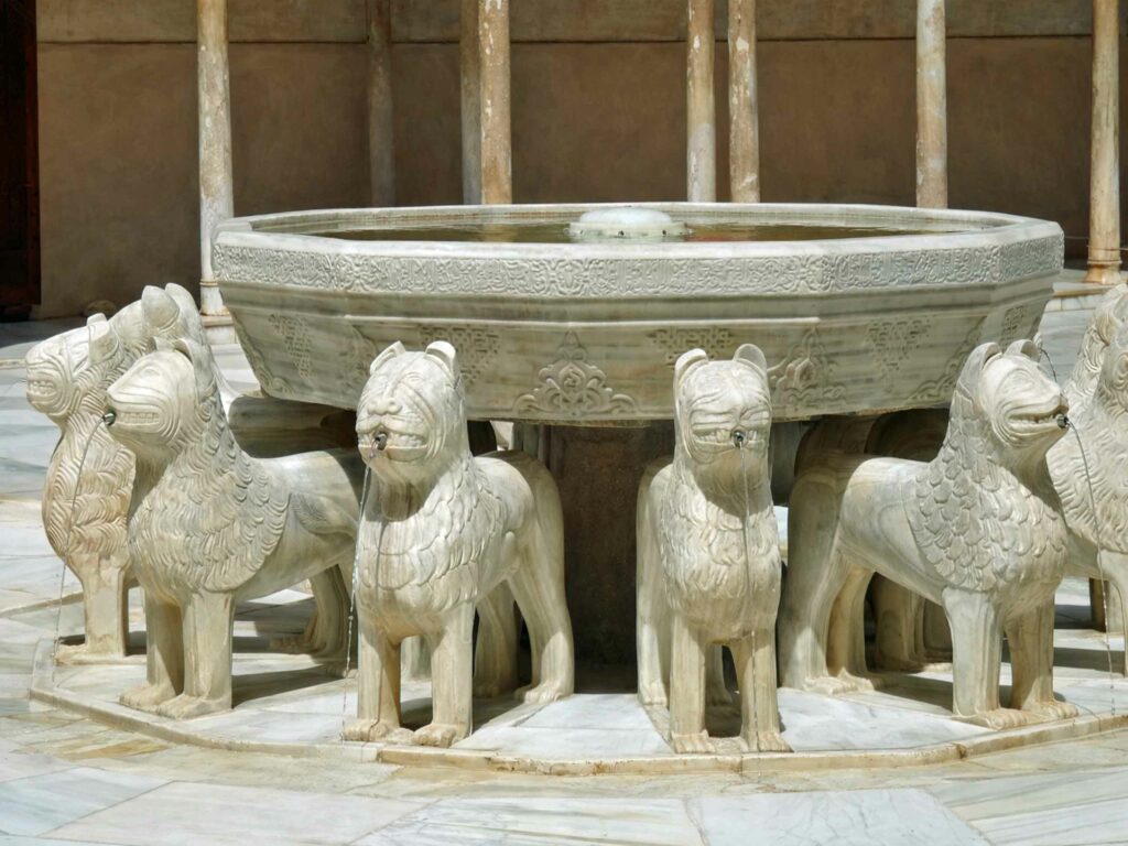 Visite guidée de l'Alhambra à Grenade : La cour des Lions au 124 colonnes et à la vasque aux 12 lions