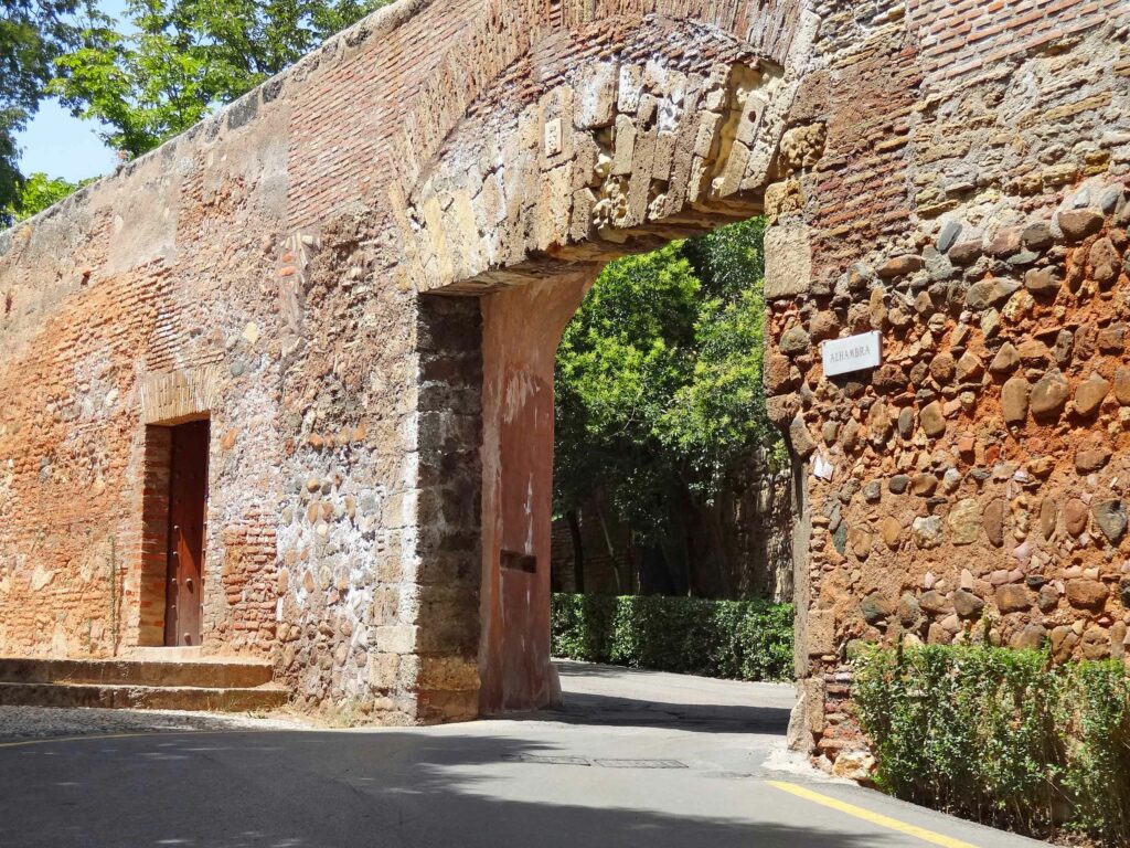Visite guidée de l'Alhambra à Grenade : La porte de la Justice, entrée de l'Alhambra