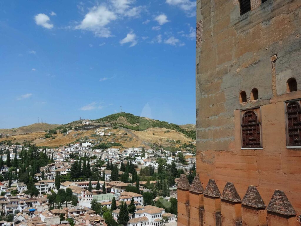 Visite guidée de l'Alhambra à Grenade : La Torre de la Vela, tour de guet dominant la ville de Grenade