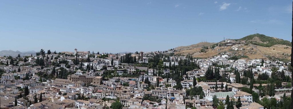 Visite sans guide de l'Alhambra à Grenade : Vue sur la ville de Grenade et les jardins de l'Albayzin depuis l'Alhambra