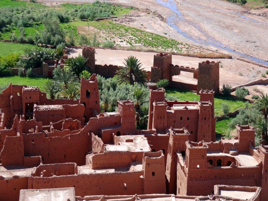 Maroc : road trip inoubliable Aït Ben Haddou dominant l'oued Tamesna