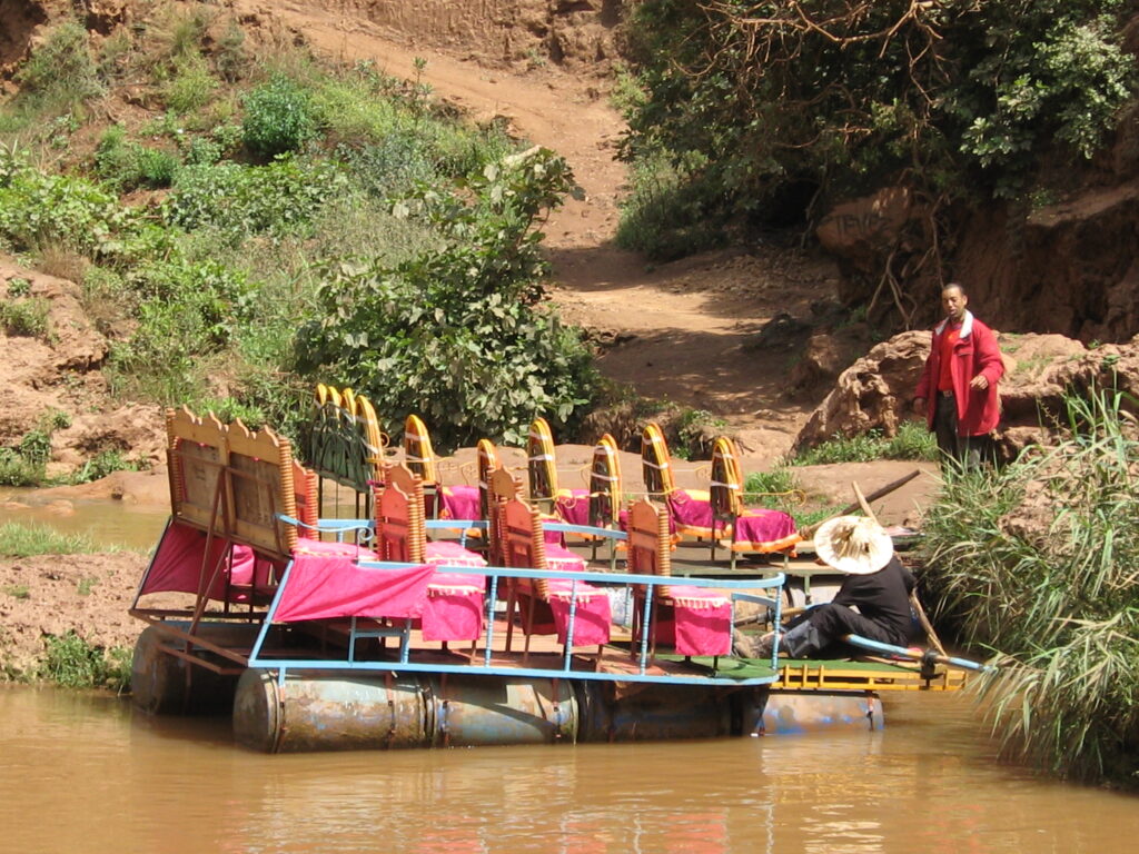 Maroc : road trip inoubliable  Embarcation pour les cascades d'Ouzoud au Maroc