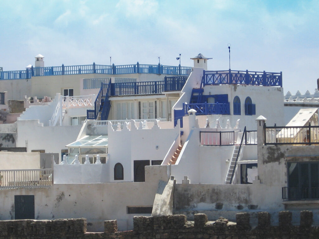 Maroc : road trip inoubliable Habitations banches aux volets et portes bleus dans la Médina