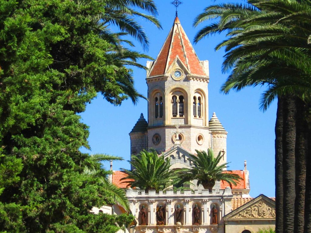 Visiter les îles de Lérins : église abbatiale de Saint-Honorat