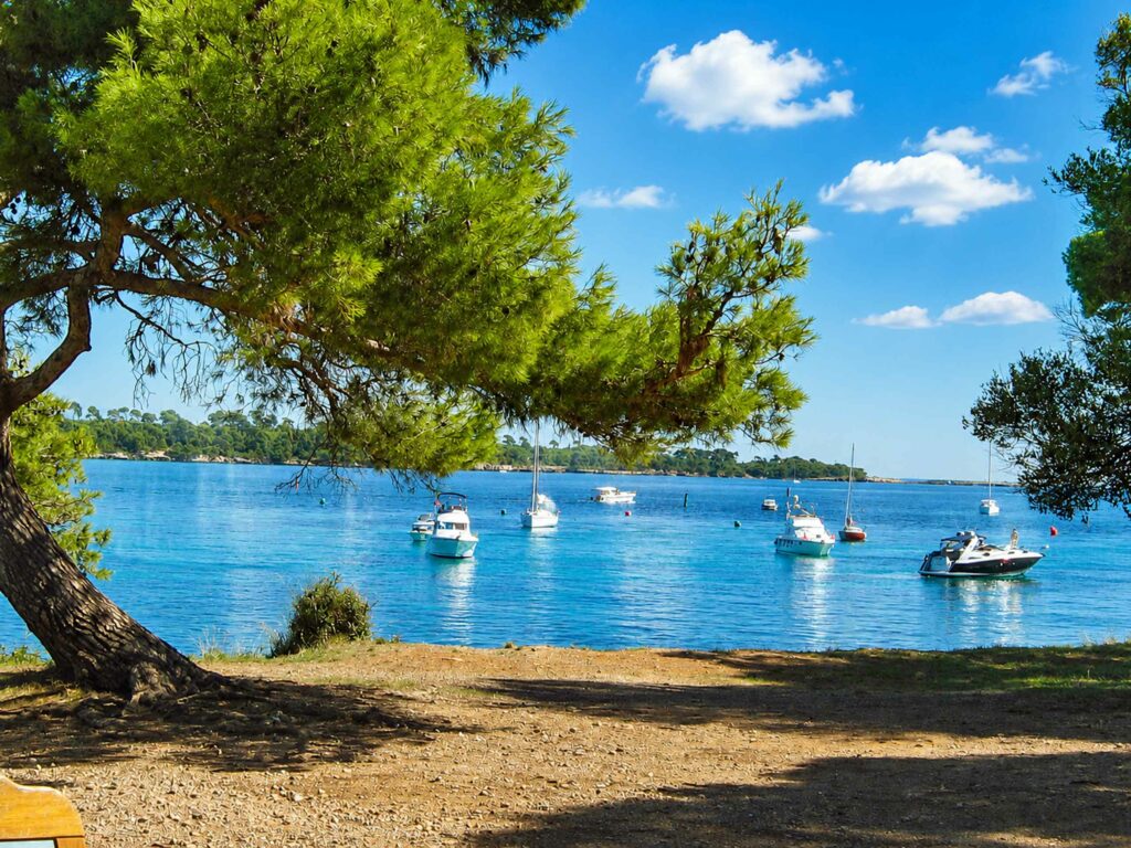 Visiter les îles de Lérins : vue sur l'île Sainte-Marguerite depuis l'île de Saint-Honorat