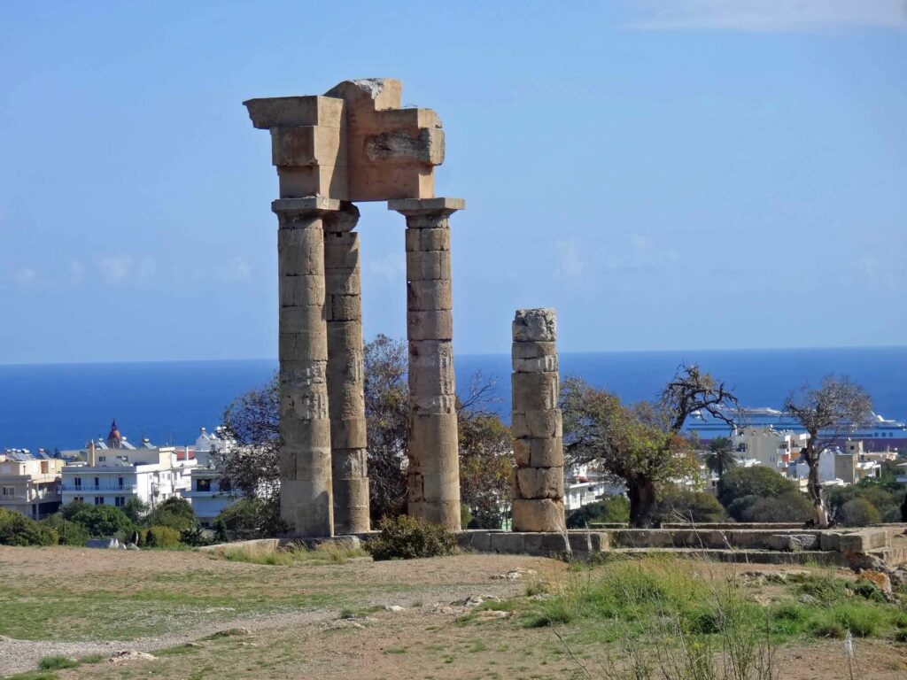 Découvrir Rhodes et Symi : perles du Dodécanèse en mer Égée Acropole sur la colline Monte Smith