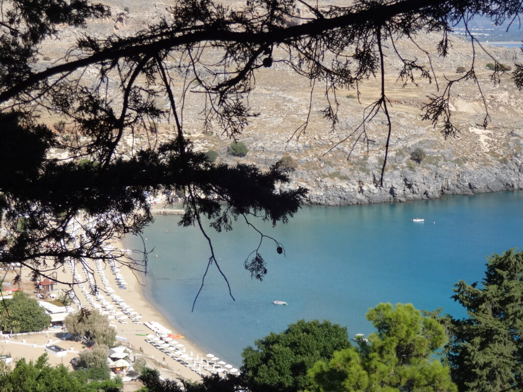 Découvrir Rhodes et Symi : perles du Dodécanèse en mer Égée Vue sur Saint-Paul Bay depuis l'Acropole de Lindos