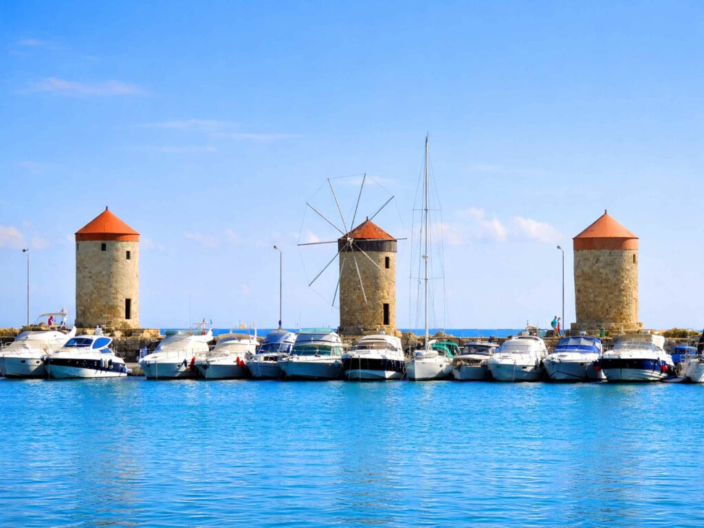 Découvrir Rhodes et Symi : les moulins du port de Mandraki à Rhodes
