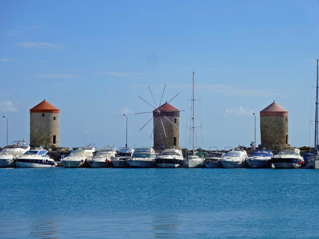 Découvrir Rhodes et Symi : perles du Dodécanèse en mer Égée Moulins port de Mandraki