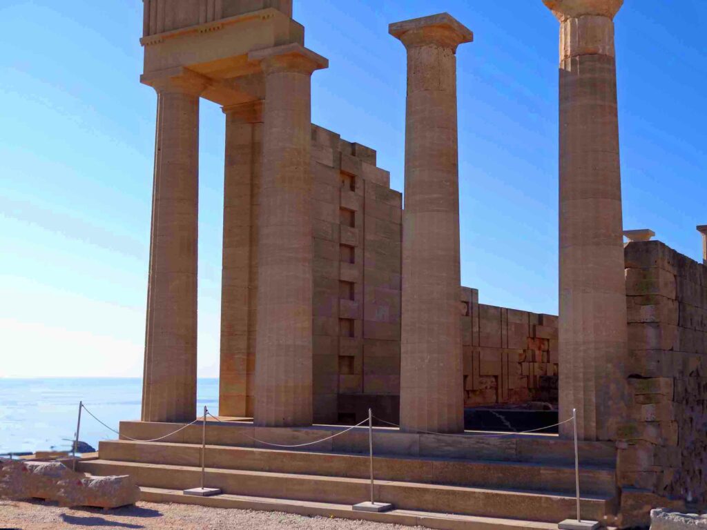 Découvrir Rhodes et Symi : perles du Dodécanèse en mer Égée Temple d'Athéna à Lindos