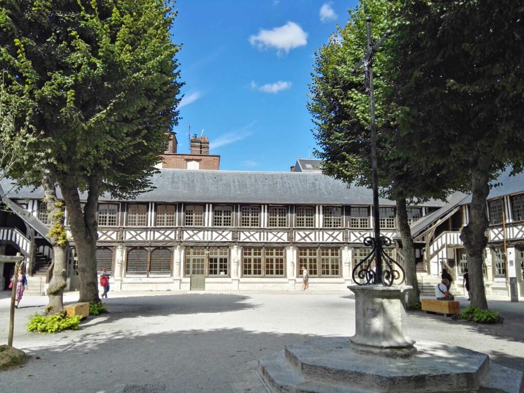 Visite guidée de Rouen :  Aître Saint-Maclou