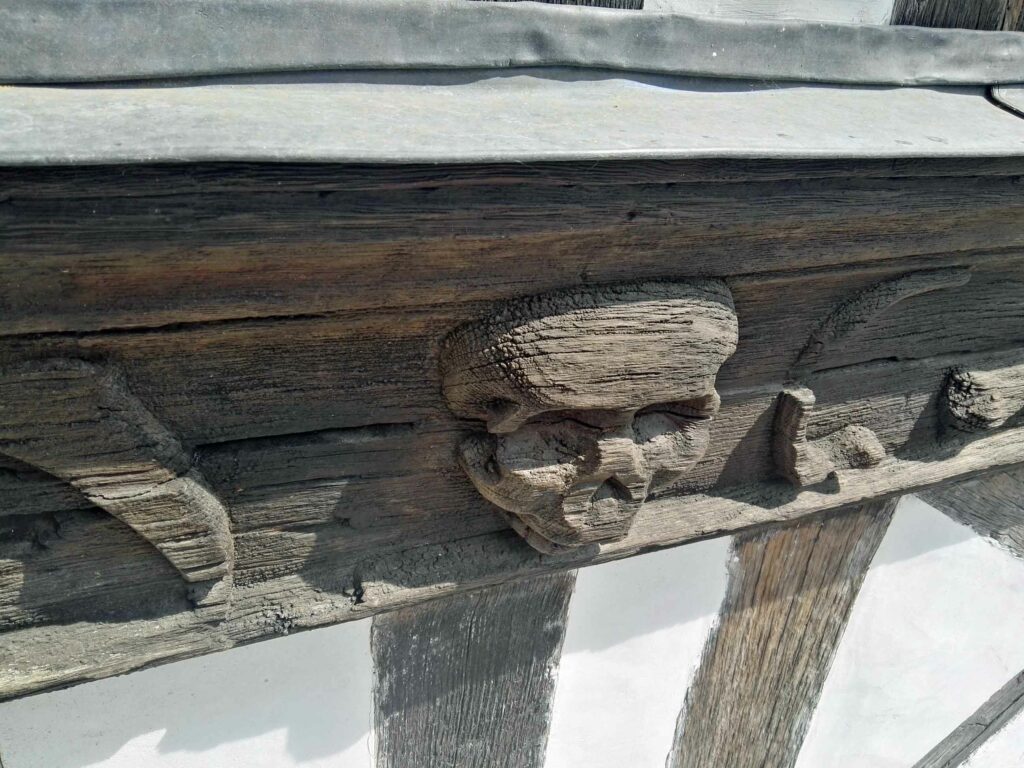 Visite guidée de Rouen :  Tête de mort sur la galerie de l'Aître Saint-Maclou