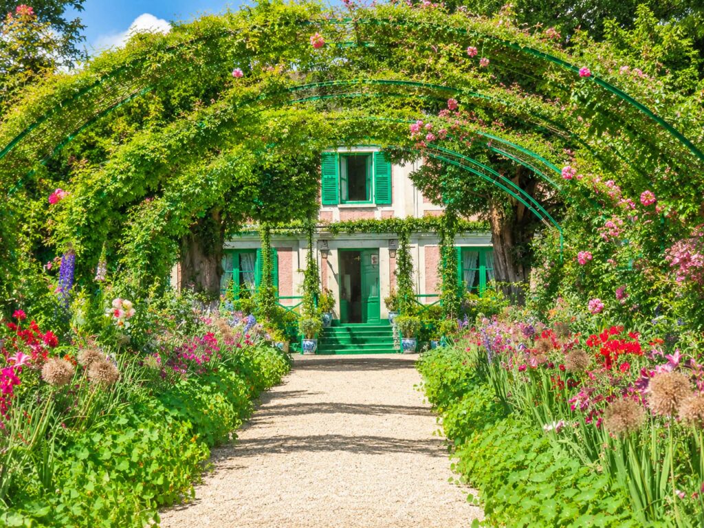 Découverte des Jardins de Claude Monet ; l'allée centrale du Clos Normand
