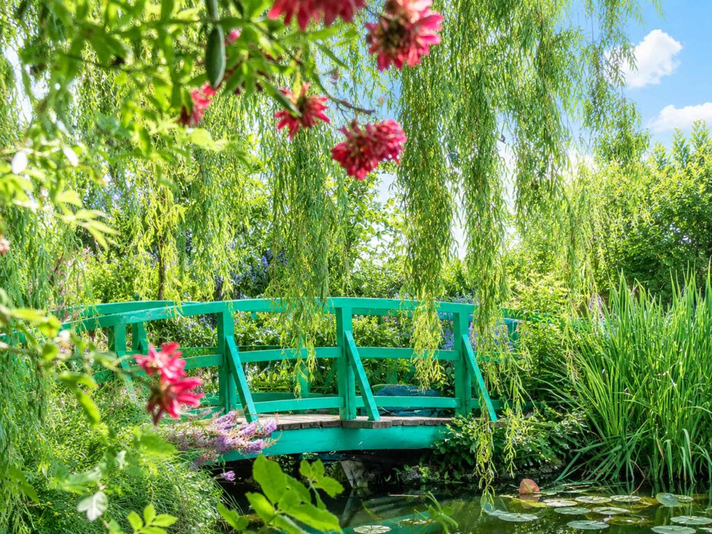Découverte des Jardins de Claude Monet : le pont japonais enjambant le bassin aux nymphéas