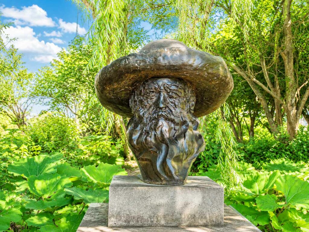 Découverte des Jardins de Claude Monet : statue de claude Monet dans les jardins