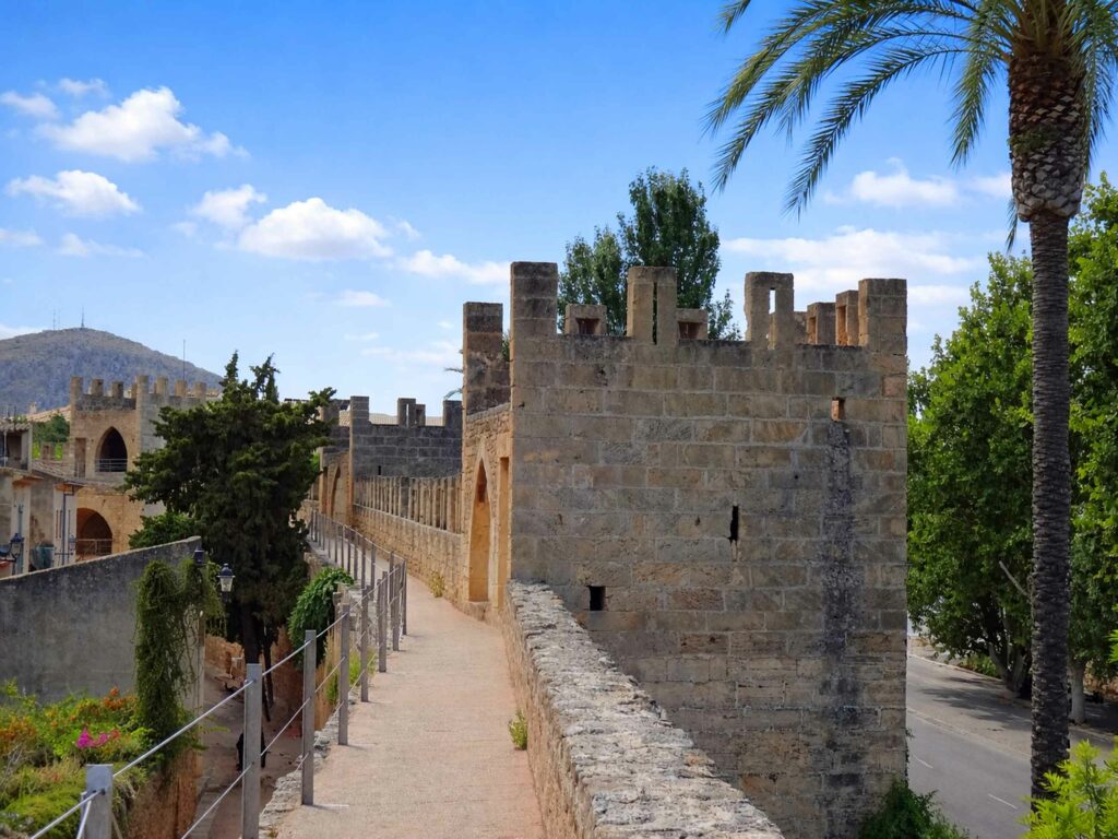 Découvrir les îles des Baléares en toute saison : Les remparts médiévaux d’Alcúdia