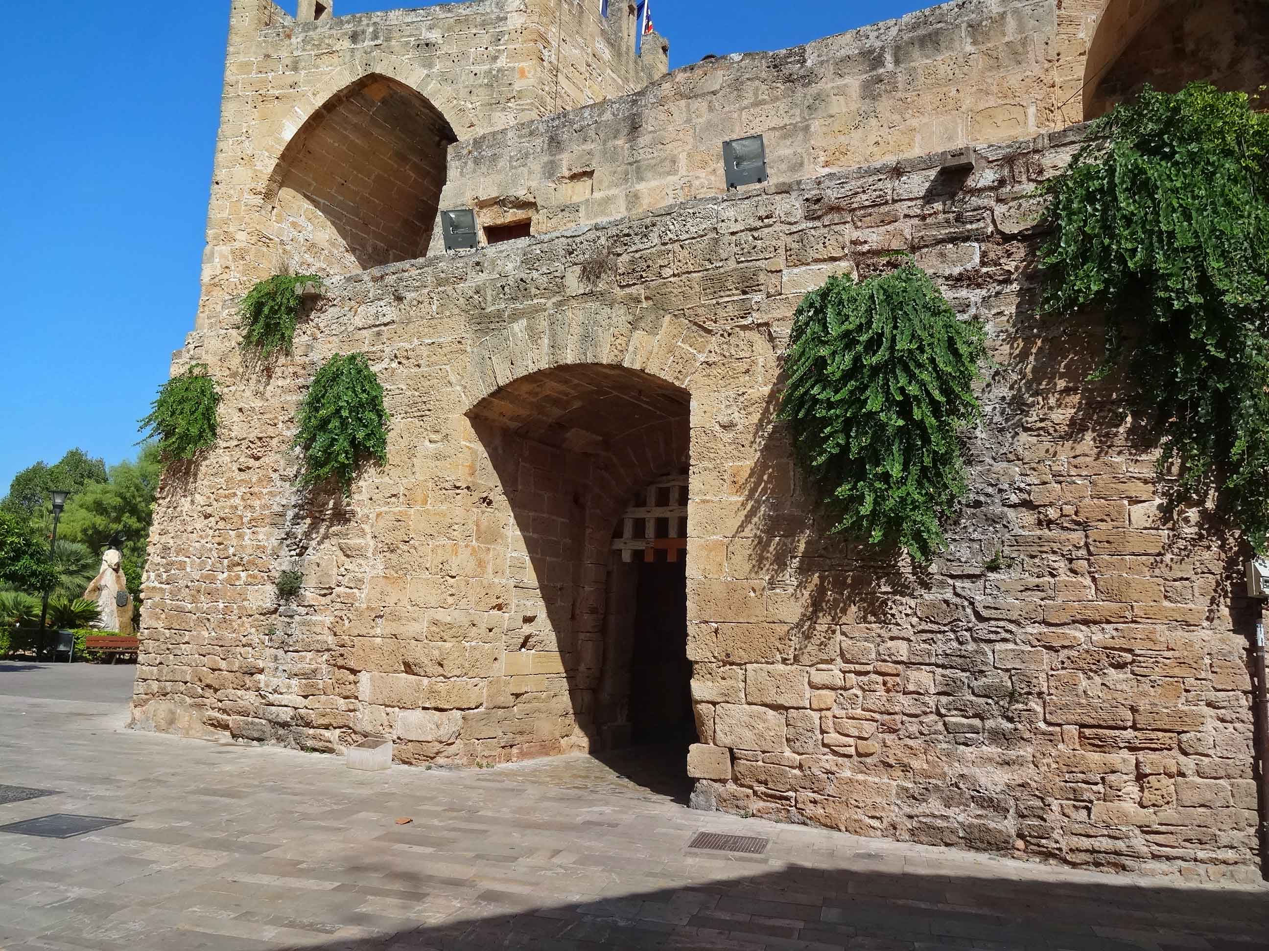 Découvrir les îles des Baléares en toute saison Porte du moyen âge à Alcúdia