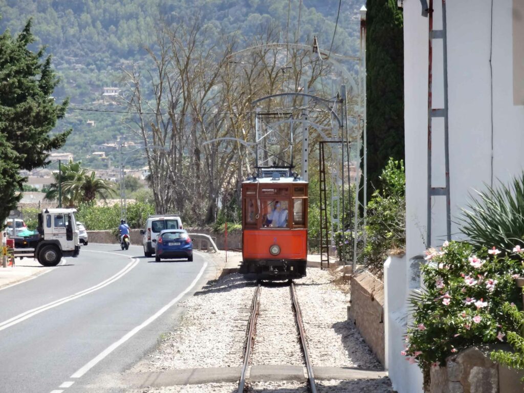 Découvrir les îles des Baléares en toute saison : Tramway à Soller