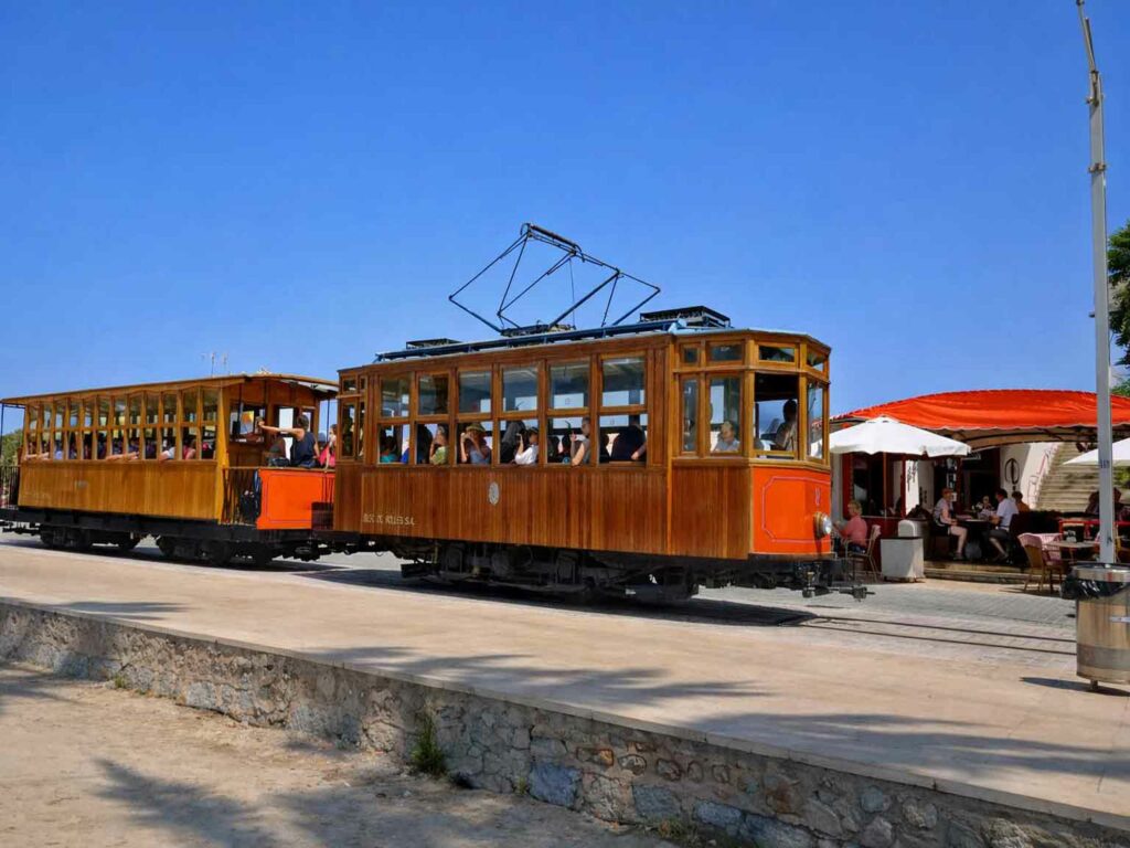 Découvrir les îles des Baléares en toute saison : Tramway à Soller