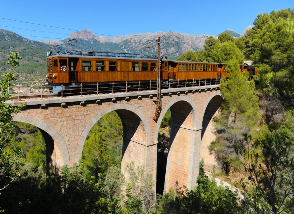 Découvrir les îles des Baléares en toute saison : Tramway à Soller