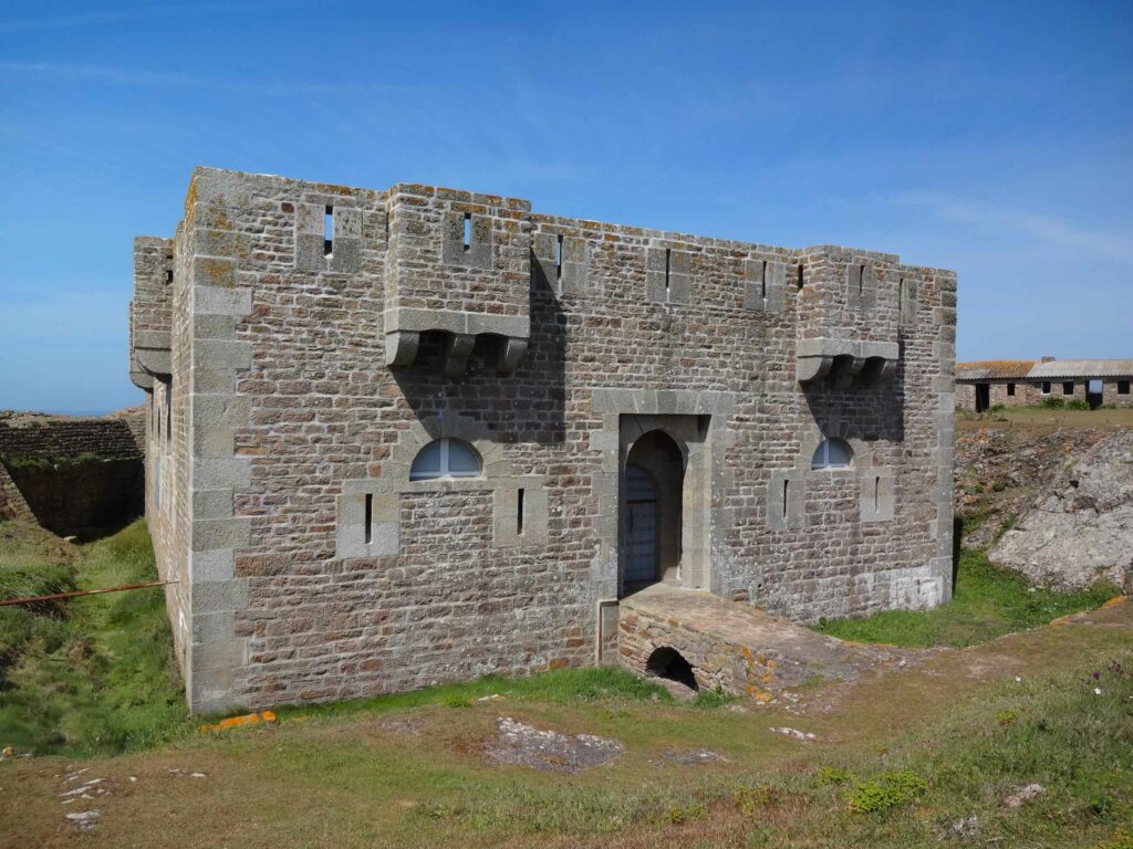 Que voir et faire à Houat : battrerie côtière de Beniguet