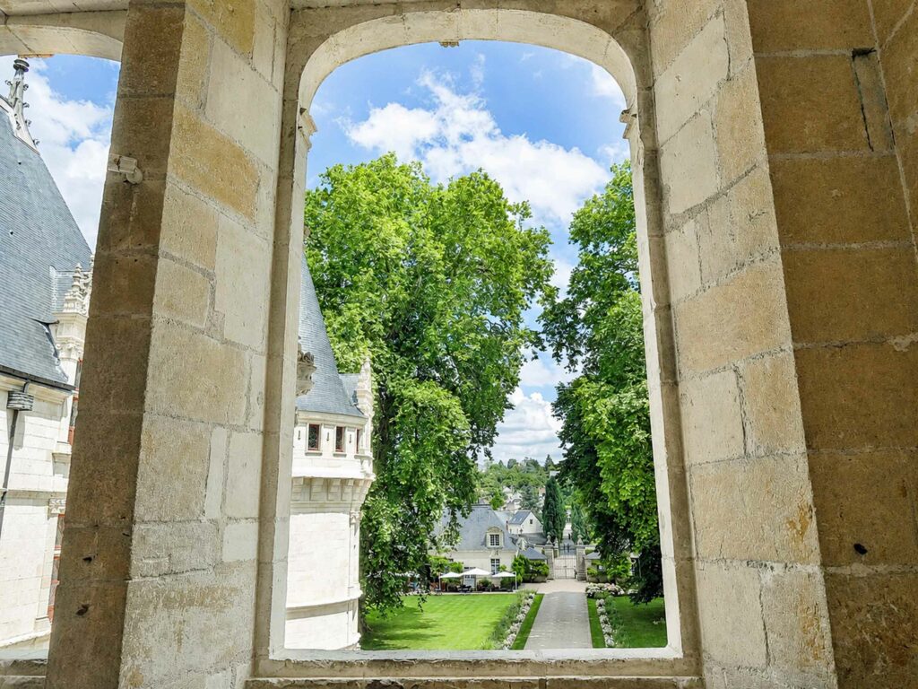 Visiter le château d'Azay-le-Rideau : vue sur l'entrée du château depuis l'escalier à rampe droite